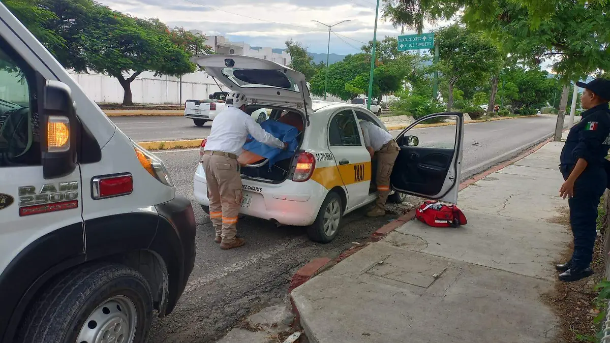 mujer da a luz en taxi